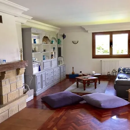 Standing Villa In Hondarribia. וילה